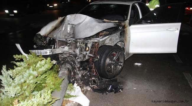 Konya'da aydınlatma direğine çarpan otomobil yandı