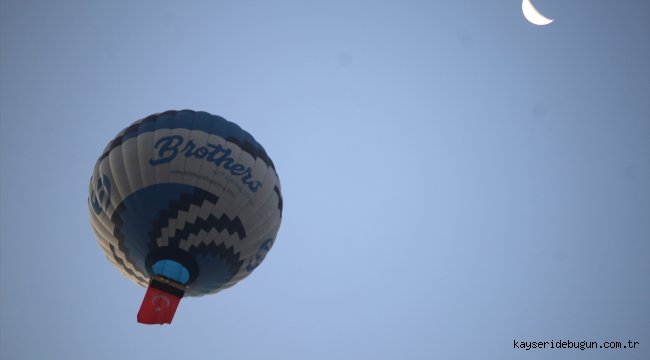 Kapadokya'da balonlar, Türk bayrağı ve Atatürk posterleriyle uçtu
