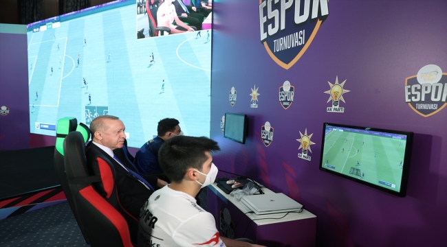Cumhurbaşkanı Erdoğan, AK Parti Gençlik Kollarınca düzenlenen e-Spor turnuvasının final maçını izledi
