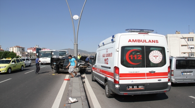 Kayseri'de iki otomobil çarpıştı: 3 yaralı 