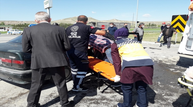 Sivas'ta hafif ticari araç ile otomobil çarpıştı: 2 yaralı 