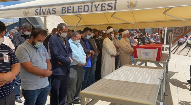 Beyin kanaması sonucu vefat eden emniyet müdürünün cenazesi memleketi Sivas'ta toprağa verildi