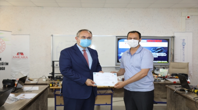 Çubuk'ta robotik kodlama eğitimi alan öğretmenlere sertifikaları verildi