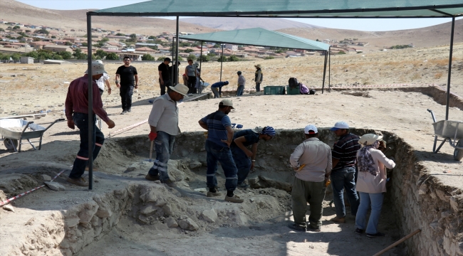 Savatra Antik Kenti'nde tiyatro gün yüzüne çıkarılıyor