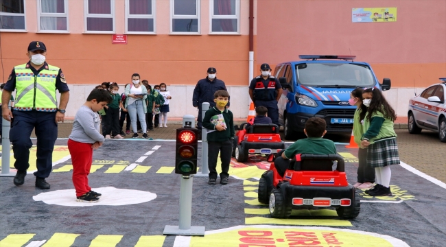Çankırı'da öğrencilere Jandarma Mobil Trafik Eğitim Tırı'nda trafik kuralları anlatıldı