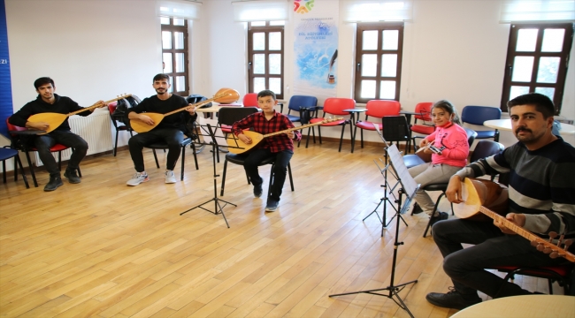 Kırşehir'de Neşet Ertaş'ı örnek alan çocuk ve gençler bağlama öğreniyor