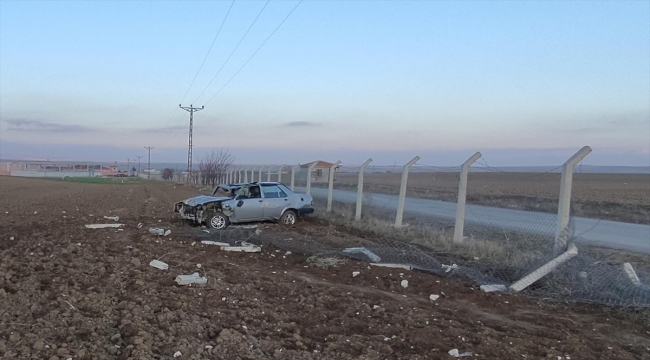 Konya'da devrilen otomobilin sürücüsü ağır yaralandı