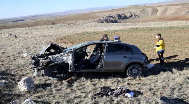 Sivas'ta şarampole devrilen otomobildeki 4 kişi yaralandı 