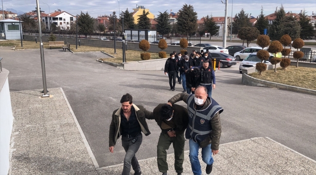 GÜNCELLEME - Karaman'da uyuşturucu operasyonunda gözaltına alınan 6 şüpheliden 2'si tutuklandı