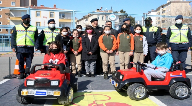Kayseri'de jandarma trafik kurallarını çocuklara pedallı arabalarla öğretiyor