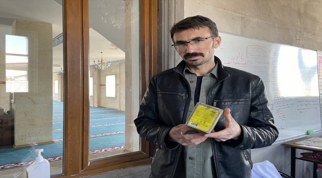 Nevşehir'de caminin sadaka kutusundan para çalınması güvenlik kamerasına yansıdı