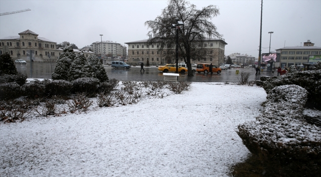 Sivas'ta kar yağışı etkili oluyor 
