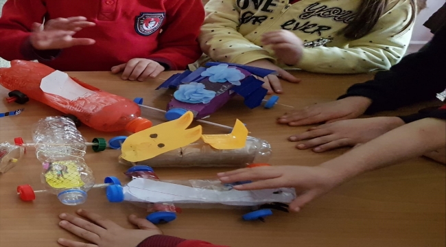 Sivas'ta köy okulu öğrencileri geri dönüşümden oyuncak yapıyor
