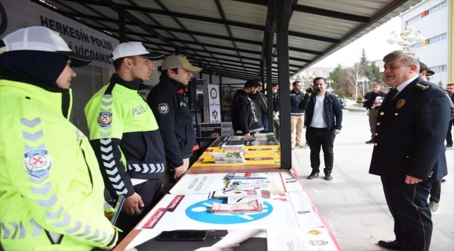 Sivas'ta polisler üniversitede stant kurarak öğrencileri bilgilendiriyor